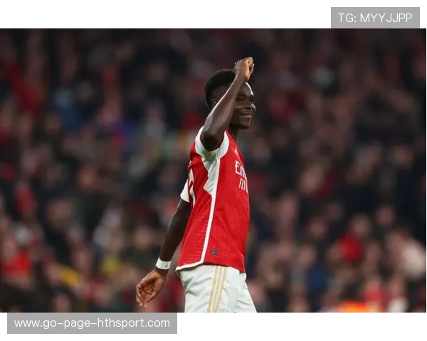 萨卡弧线传中助攻队友点射成功